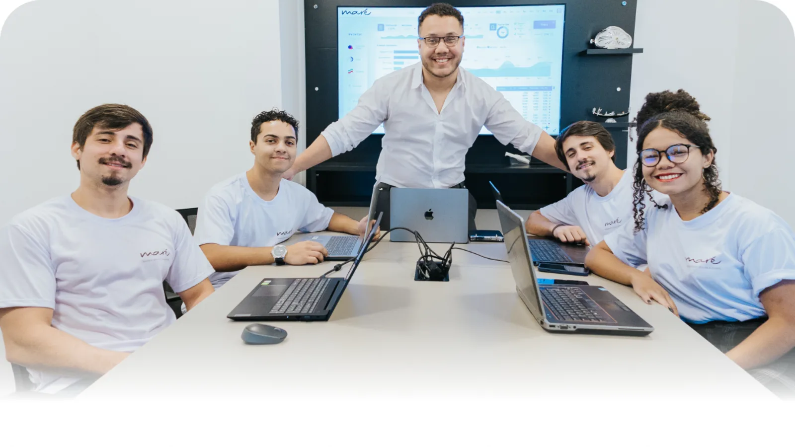 Equipe da Maré Mídia reunida em uma sala de reuniões